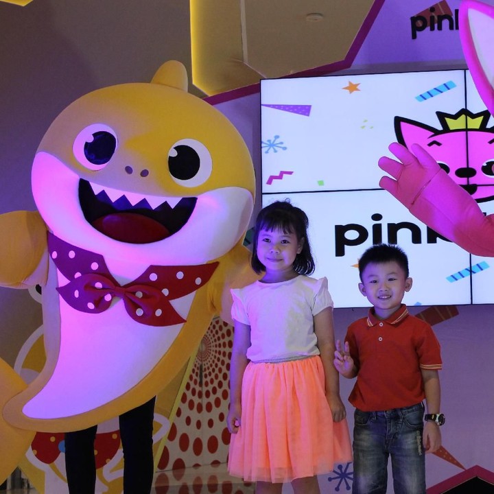 <p>Senang ya, Nak, ketemu sama Baby Shark dan Pinkfong? Aih senyum kalian manis banget.</p>