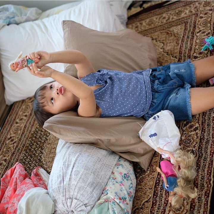 <p>Suatu kali Kala pernah bikin berbagai alasan biar nggak masuk sekolah, lho. Misalnya nih, dari alis yang sakit sampai pantat yang gatal. Kala... Kala... Banyak banget akalnya sih, hi-hi-hi. (Foto: Instagram @zaskiadyamecca)</p>