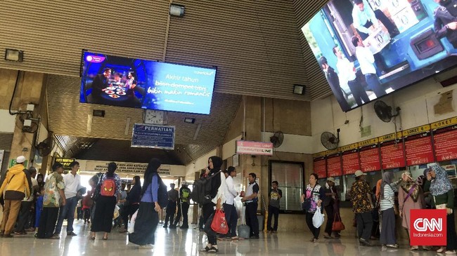 Kadishub DKI menyatakan tak ada PKL yang digusur saat penataan Stasiun Tanah Abang. PKL hanya dipindahkan ke tempat sementara.