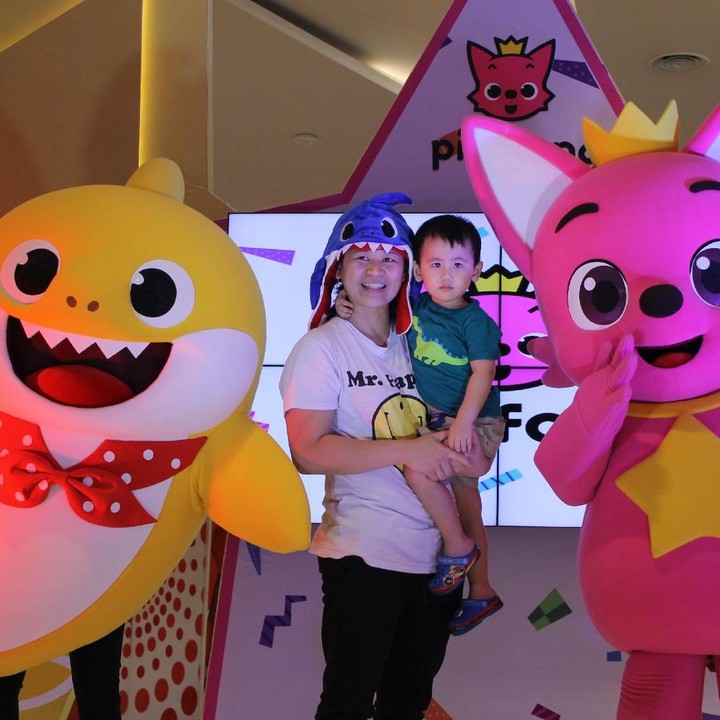 <p>Ada shark besaaaar. Eit, tenang... Itu cuma topi shark saja kok.</p>