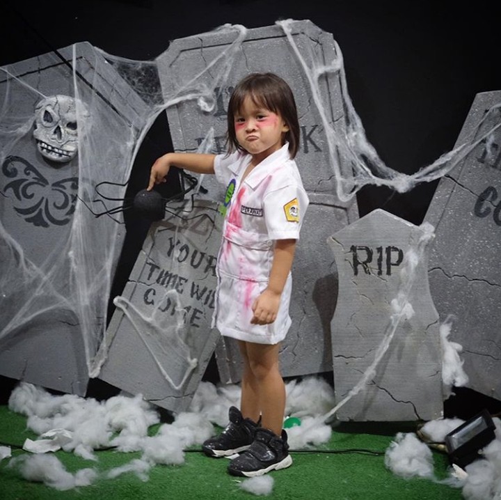<p>Kala ini dari kecil memang terobsesi sama hantu-hantuan, Bun. (Foto: Instagram @zaskiadyamecca)</p>