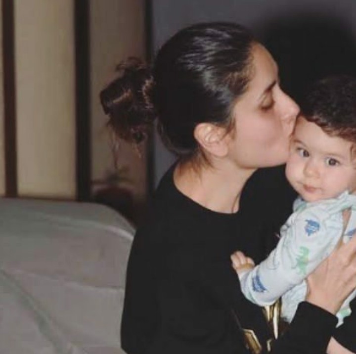 <div>Muah! Dicium terus nih sama bundanya.(Instagram @therealkareenakapoor)</div>