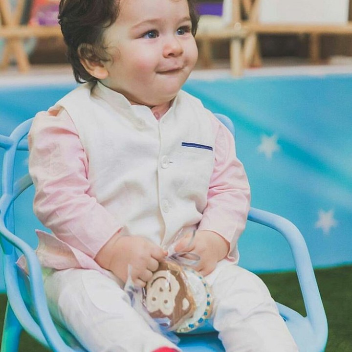 <div>Gimana Bun? Kayaknya Taimur makin besar makin ganteng nih. He-he-he. (Instagram @therealkareenakapoor)</div>