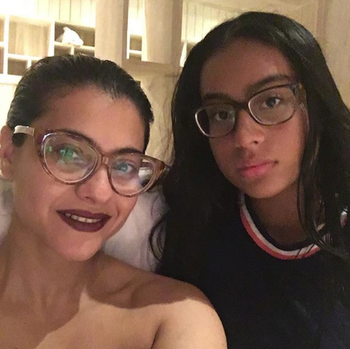 <p>Kali ini bersama putri sulungnya yang remaja, Nysa Devgan. Gimana Bun, like mother like daughter banget kan? (Foto: Instagram @Kajol)</p>