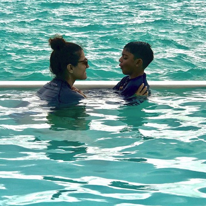 <p>Yug sedang belajar berenang bareng Bunda. (Foto: Instagram @Kajol)</p>