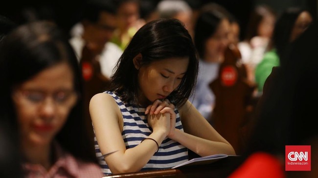 Gereja Katedral Jakarta memakai sistem registrasi online saat misa malam Natal (24/12) untuk menghindari jemaat saling berdesakan dan berebut tempat beribadat.