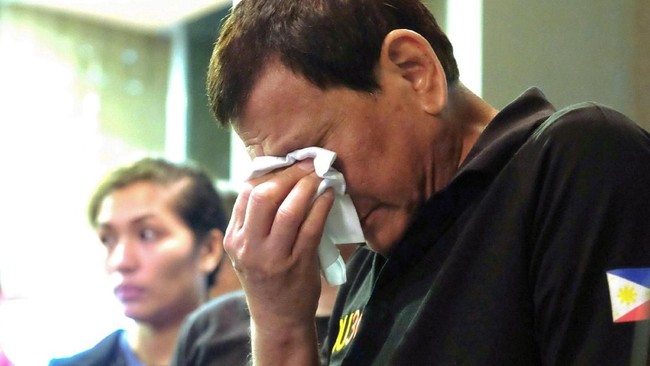 Presiden Filipina Rodrigo Duterte mempertimbangkan untuk melarang pengiriman pekerja ke Kuwait karena banyaknya kasus penyiksaan hingga bunuh diri.