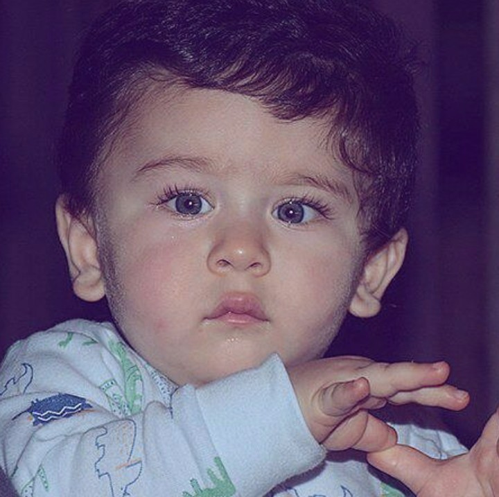 <div>Ekspresi serius Taimur. Tetap aja nggemesin. (Instagram @therealkareenakapoor)</div>