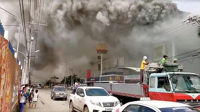 Setidaknya 37 orang menghilang dan dikhawatirkan tewas dalam kebakaran yang melalap mal pusat perbelanjaan di Davao, selatan Filipina.