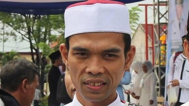 Denny JA menilai dukungan Ustaz Abdul Somad kepada calon presiden Prabowo Subianto menjelang pencoblosan tak berpengaruh besar dongkrak elektabilitas.