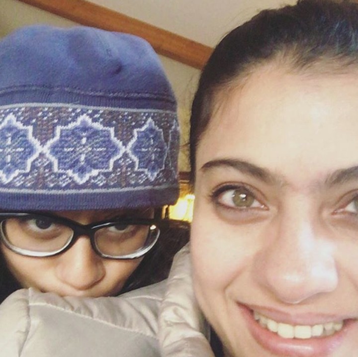 <p>Karena ABG, jadi Nysa kadang masih suka malu-malu kalau diajak foto bareng. (Foto: Instagram @Kajol)</p>