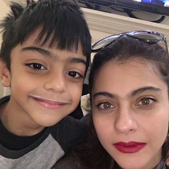 <p>Bersama anak bungsunya, Yug Devgan. Hi-hi-hi, lucu banget ya Yug punya kumis dari 'susu'. (Foto: Instagram @Kajol)</p>