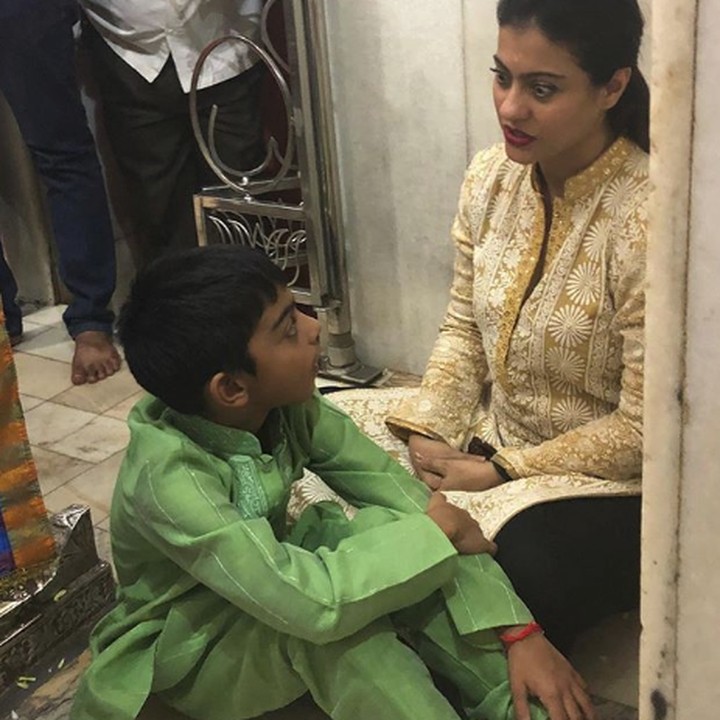 <p>Jangan salah, meskipun sibuk, Kajol sering banget ngasih moral value ke anaknya. Seperti di foto ini, ia sedang mengajarkan anaknya tentang agama. Hi-hi-hi terlihat galak ya, Bun? (Foto: Instagram @Kajol)</p>