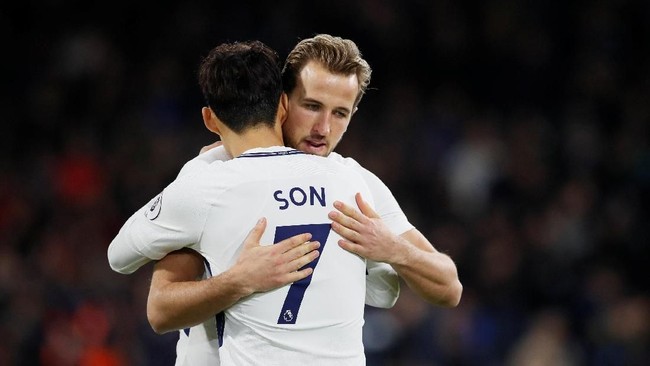 Torehan hattrick yang dicatat Harry Kane membuat Tottenham Hotspur menaklukkan Burnley sekaligus menggusur Arsenal di klasemen.