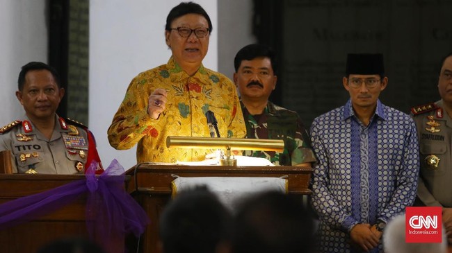 Mendagri Tjahjo Kumolo dalam kunjungannya ke Gereja Katedral malam ini, menyampaikan ucapan selamat Natal dari Jokowi kepada seluruh umat Nasrani di Indonesia.