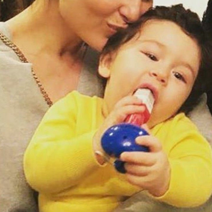 <div>Diajak foto sama bunda, eh Taimur malah asyik dengan teethernya. (Instagram @therealkareenakapoor)</div>