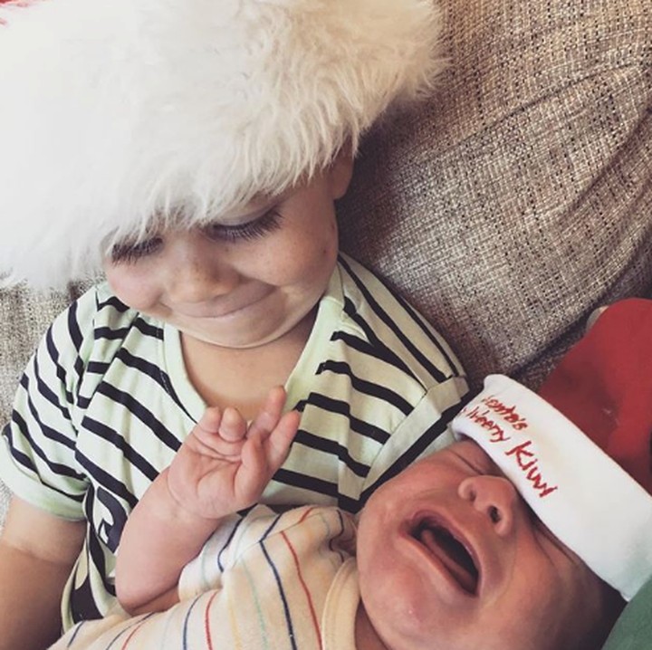 <p>Natal waktunya berdamai. Hmm...tapi kayaknya nggak bisa deh kalau damai sama kakak. He-he-he. (Foto: Instagram @hannahmuriehall)</p>