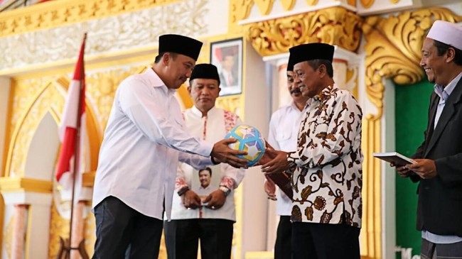 Menpora RI, Imam Nahrawi, kembali melanjutkan kampanye bagi-bagi bola, kali ini untuk para santri di Ponpes Tremas, Pacitan, Jawa Timur.