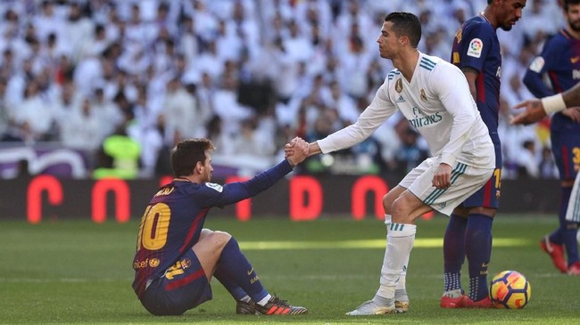 Laga El Clasico yang dimenangkan Barcelona 3-0 atas Real Madrid di Stadion Bernabeu, jadi bukti perbedaan gaji Messi dan Ronaldo.