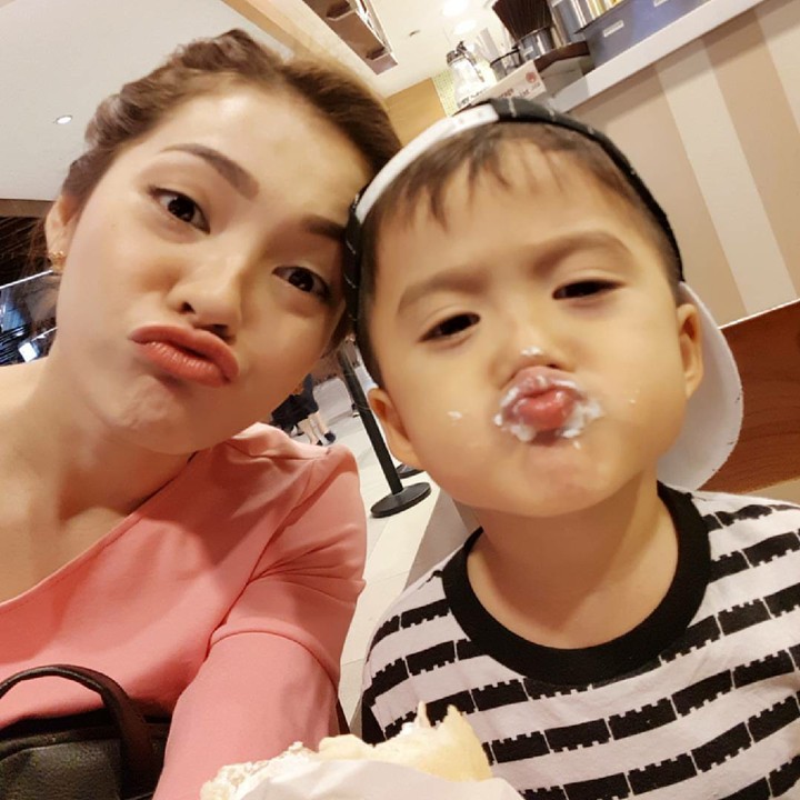 <p>Walaupun jadi ibu bekerja, Maya tetap tahu caranya bersenang-senang dengan si kecil. (Foto: Instagram/mayaseptha7)</p>