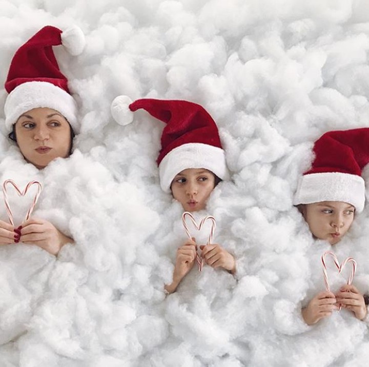 <p>Foto yang ini lucu juga ya, Bun. Seperti terbenam di salju sembari memakai topi khas Santa Claus. (Foto: Instagram @mayyabor)</p>