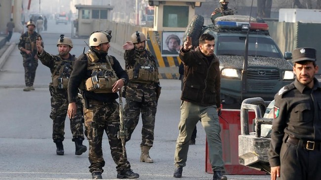 Seorang pembom bunuh diri Taliban dan beberapa pria bersenjata menyerang markas polisi di Afghanistan utara pada Minggu, (5/5).