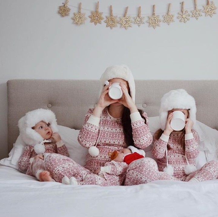 <p>Ini ide pertama, pakai piyama nuansa Natal yang putih merah, lalu pakai topi bulu, sambil kompakan minum daricangkir. Eh tapi di foto ini, si bayi dan satu anak belum bisa minum pakai cangkir ya. He-he-he. (Foto: Instagram @mayyabor)</p>