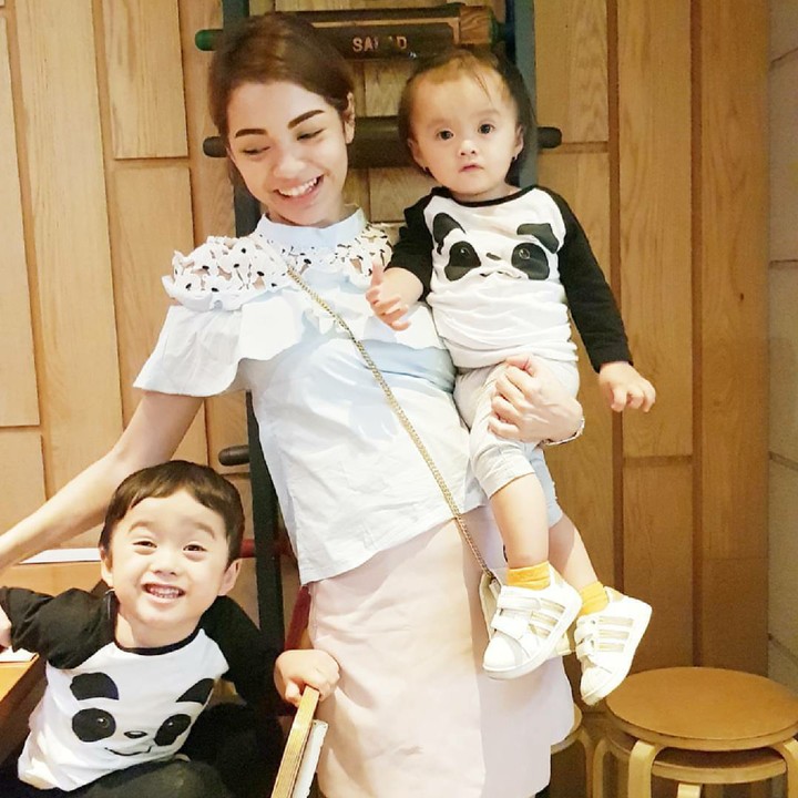 <p>Si kakak sama adik kompakan nih bajunya. (Foto: Instagram/mayaseptha7)</p>