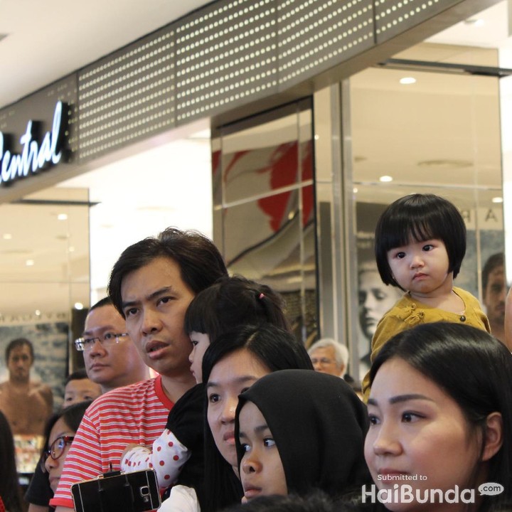 <p>Ayah dengan setia menggendong si kecil biar bisa melihat Pinkfong dengan jelas.</p>