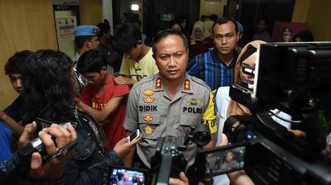 Polisi Cari Pemilik Senjata Api di Studio Rhoma Irama Temuan proyektil senjata api di studio milik Rhoma Irama, di Depok, ditindaklanjuti kepolisian dengan mencari pemilik senjata di tempat itu.