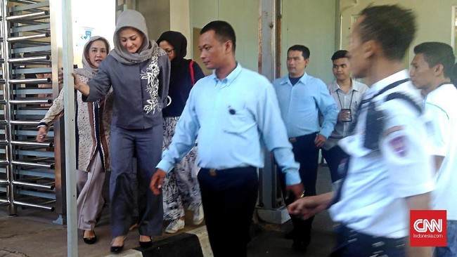 Istri Setnov, Deisti Astriani Tagor, dan dua anak dari terdakwa korupsi e-KTP itu mengunjunginya di Rutan KPK pada hari liburan Natal ini.