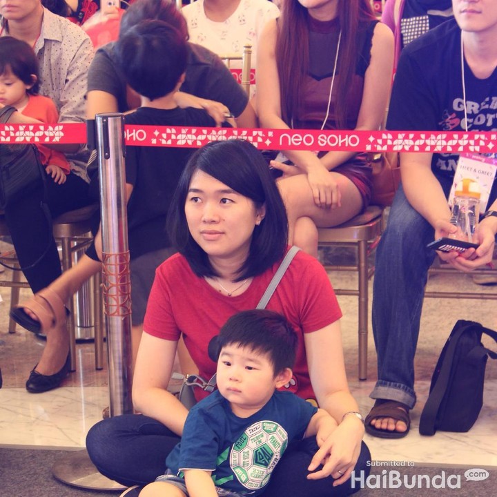 <p>Bundanya juga nggak kalah serius lho, he-he-he.</p>