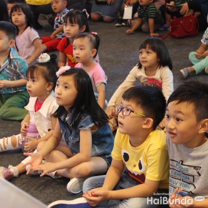 <p>Wah, semuanya fokus banget lihat Baby Shark dance. Hi-hi.</p>