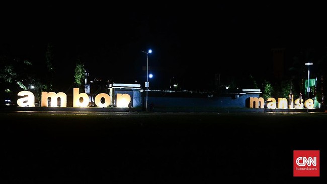 Sebanyak 40 guru di Maluku mengaku belum dibayar gajinya sejak empat bulan lalu. Mereka sempat diberhentikan dari guru kontrak.