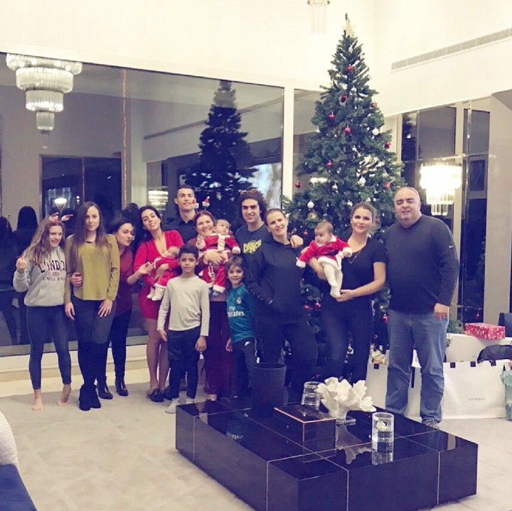 <p>Pemain bola Christiano Ronaldo juga tampak bahagia baget bisa merayakan Natal bersama keluarga besarnya. (Foto: Instagram/cristiano)</p>