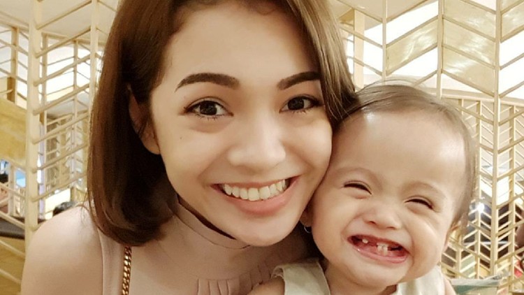 Cerita Maya Septa Takut Masuk Operasi Jelang Persalinan Anak Ketiga Melahirkan anak ketiga, presenter Maya Septha kembali masuk ruang operasi. Ada ketakutan yang sempat dirasakannya.