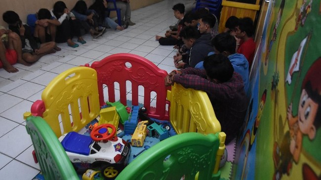 Geng anak muda ini kerap membuat janji di media sosial untuk tawuran. Saat kelompok lawan tidak datang, aksi berubah menjadi penjarahan.