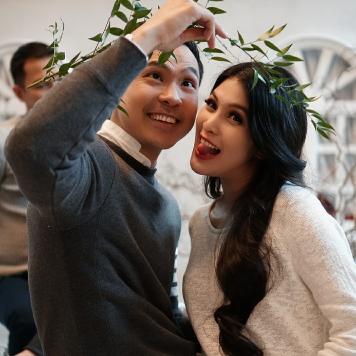 <p>Senangnya merayakan Natal bersama orang terkasih, seperti aktris Sandra Dewi bersama suaminya. (Foto: Instagram/sandradewi88)</p>