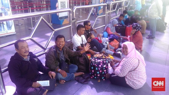 Penumpang kereta api di Stasiun Senen dan Stasiun Gambir mengaku tak sulit mendapatkan tiket dengan harga terjangkau.