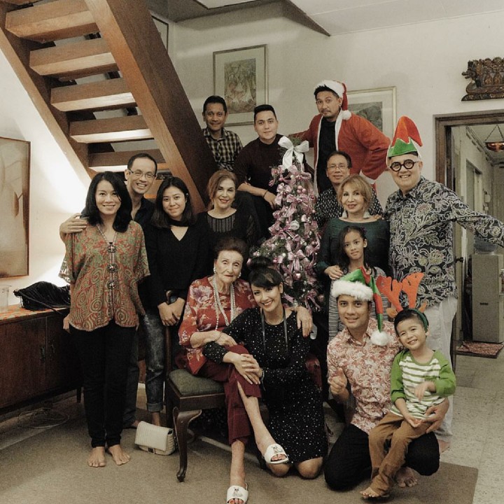 <p>Pasangan selebriti Ryan Delon dan Sharena juga merayakan Natal bareng keluarga besar. (Foto: Instagram/mrssharena)</p>