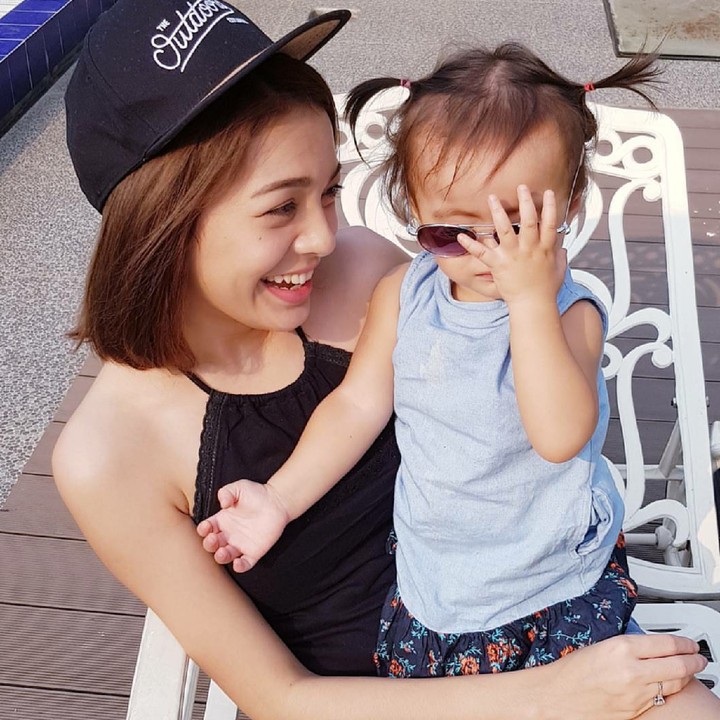 <p>Maya bersama Kathleen, anak keduanya, seperti kakak sama adik ya, Bun, kalau posenya begini. (Foto: Instagram/mayaseptha7)</p>