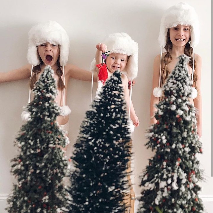 <p>Foto sama pohon Natal juga lucu. Lho, tapi itu kok masih ada yang ngantuk ya? (Foto: Instagram @mayyabor)</p>