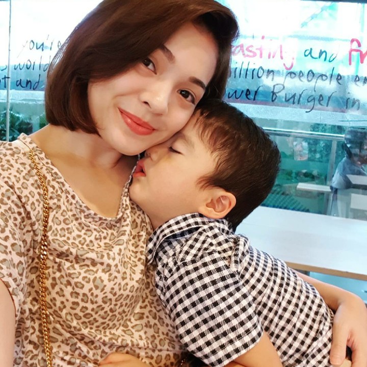 <p>Nyaman ya pelukan bunda, sampai bikin Devon terlelap begini... (Foto: Instagram/mayaseptha7)</p>