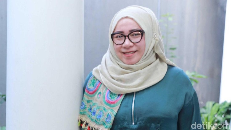 Melly Goeslaw Marah Gayanya Di-Bully, Ini Pelajaran untuk Bunda Ambil Melly Goeslaw menegur rekannya sesama selebritas lantaran dianggap telah mem-bully-nya.