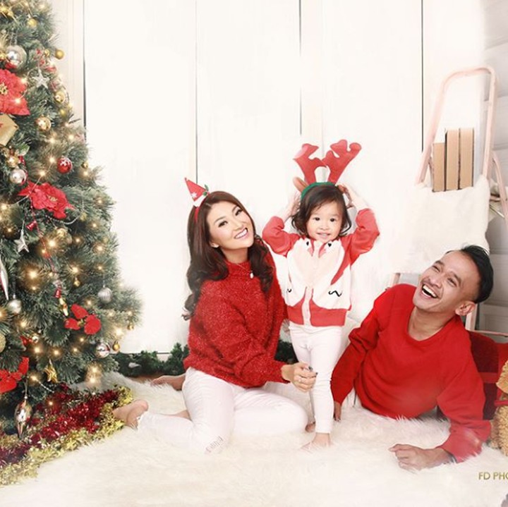 <p>Presenter Ruben Onsu bersama istri dan anaknya juga ceria banget di momen Natal ini. Tuh lihat bajunya kompak bernuansa merah putih dengan latar belakang pohon Natal yang besar. (Foto: @fdphotography90/ Instagram @sarwendah29)</p>