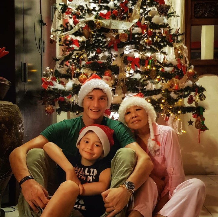 <p>Kalau aktor Mike Lewis merayakan Natal bersama anak dan sang bunda. (Foto: Instagram/mike_lewis)</p>
