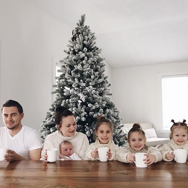 <p>Duduk di meja makan dengan latar belakang pohon Natal, sederhana tapi elegan. Jangan lupa pakai baju dengan warna senada. Oh iya, Bun, foto-foto ini adalah arta keluarga Mayya, seorang bunda dengan emoat anak dari Cleveland, Ohio, Amerika Serikat. Mayya memang gemar bikin foto unik bareng anak-anaknya. Cara kreatif untuk bonding dengan si kecil. (Foto: Instagram @mayyabor)</p>