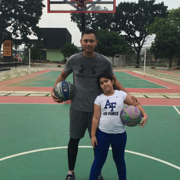 Olahraga bareng anak biar sama-sama sehat. (Foto: Instagram/agusyudhoyono)