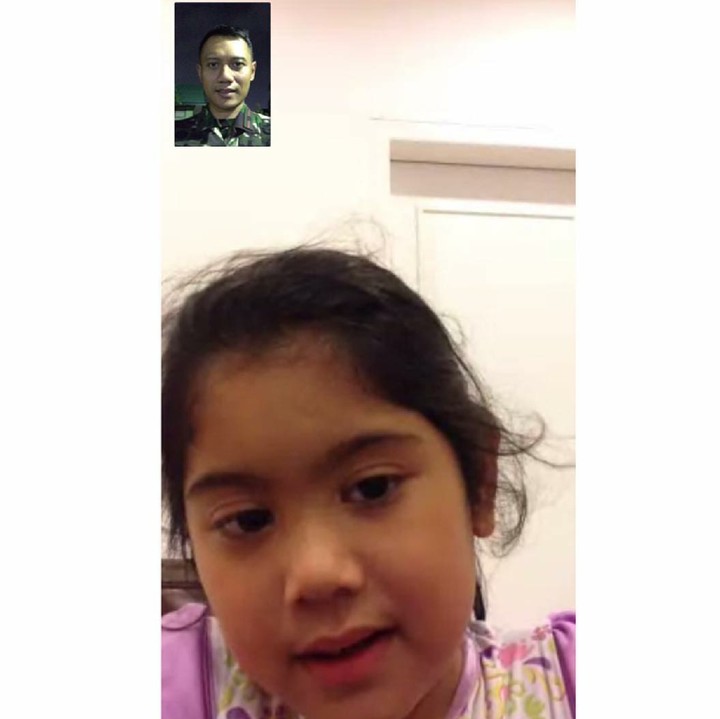 Pokoknya di manapun berada komunikasi bareng anak terus jalan ya, Bun. (Foto: Instagram/agusyudhoyono)