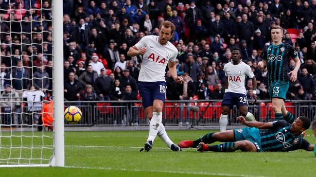 Torehan bomber Tottenham Hotspur, Harry Kane, sepanjang 2017 melewati jumlah gol dua megabintang sepak bola Lionel Messi dan Cristiano Ronaldo.